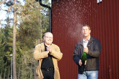 Bion&auml;rs VD Conny Malmkvist och kollegan Peter Rosenkvist bj&ouml;d in G&auml;vleborna att fira den nya solenergianl&auml;ggningen vid Hemlingbystugan.